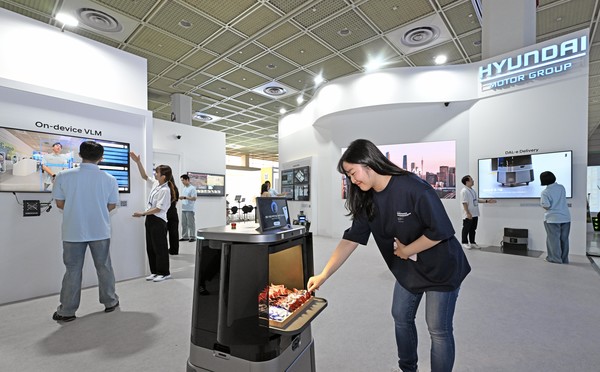 안면인식 시스템 ‘페이시(Facey)’가 적용된 배송로봇 ‘달이 딜리버리(DAL-e Delivery)’가 고객을 알아보고 물건을 전달하는 모습. 사진=현대차그룹