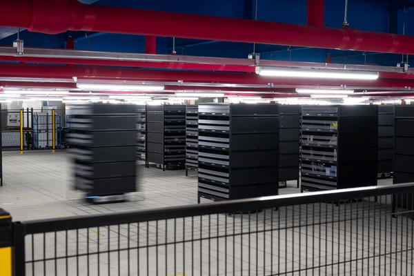 주문이 들어온 상품을 작업자의 작업대로 운반하는 AGV(Automated Guided Vehicle) 로봇. 광주첨단물류센터는AGV가 움직이는 창고 역할을 수행한다. 사진=쿠팡