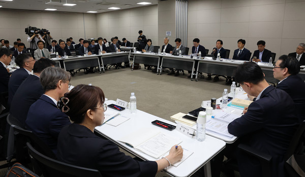 국정기획위원회 이한주 위원장을 비롯한 경제1분과 위원들이 18일 정부세종컨벤션센터에서 기획재정부 업무보고를 받고 있다. 사진=연합뉴스