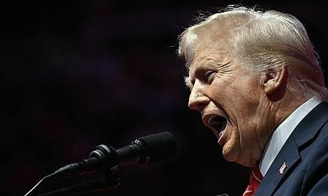 도널드 트럼프 미국 대통령 당선인이 취임 하루 전인 19일(현지시간) 워싱턴DC '캐피털 원 아레나'에서 열린 승리 축하 집회에서 발언하고 있다. AFP=연합뉴스