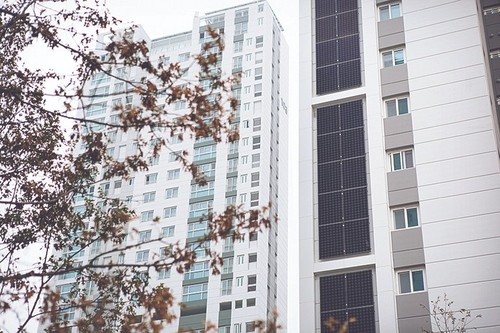 외벽에 태양광 모듈 설치한 힐스테이트 레이크 송도 아파트. 현대건설=연합뉴스