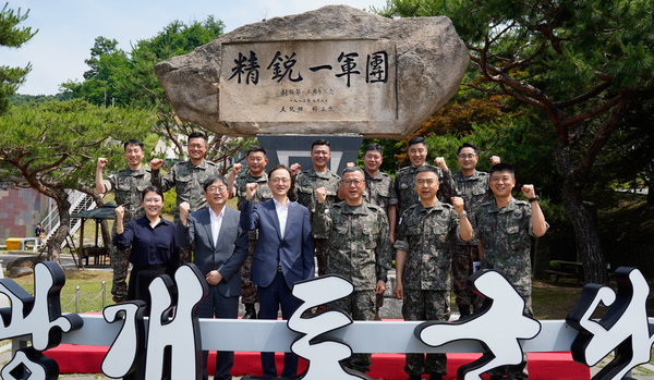 효성은 19일 육군 1군단 광개토부대를 방문해 위문금을 전달했다. 이정원 효성 커뮤니케이션실장(앞줄 왼쪽에서 3번째)과 주성운 육군 1군단장(4번째)이 기념사진을 촬영하고 있다.   사진=효성