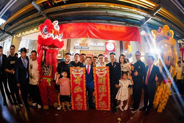 윤홍근(가운데) 제너시스BBQ그룹 회장과 글로벌 사업부 관계자들이 중국 쓰촨성 청두점에서 기념 사진을 찍고 있다. 사진=제너시스BBQ그룹