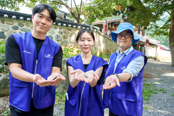 효성이 지난 19~20일 경남 밀양 표충사 일대에서 멸종위기 비단벌레 자연 방사 행사를 진행했다. 효성그룹 임직원이 인공증식에 성공한 비단벌레를 자연에 방사하고 있다.  사진=효성