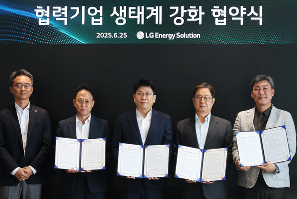 동반성장위원회는 LG에너지솔루션과 양극화 해소를 위한 ‘협력기업 생태계 강화 협약’을 체결했다고 26일 밝혔다. 왼쪽부터 LG에너지솔루션 이강열 구매센터 전무, 와일드웨스트 원진호 대표이사, LG에너지솔루션 김동명 대표이사, 동반성장위원회 이달곤 위원장, 티에스아이 표인식 대표이사.  사진=동반성장위원회