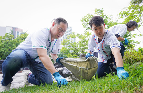 HS효성이 창립 1주년을 맞아 지난 26일 서울 서초구 서래공원에서 ‘HS효성 가치또같이 봉사단’ 발대식을 열고, 환경정화활동을 진행했다. 왼쪽이 조현상 HS효성 부회장.   사진=HS효성