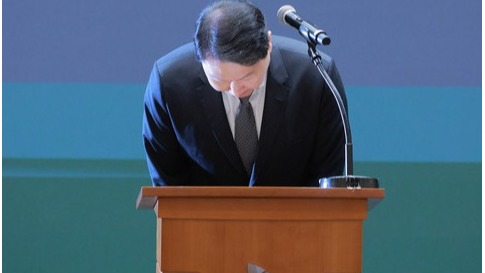 최태원 SK그룹 회장이 7일 서울 중구 SKT타워에서 열린 유심 정보 유출 관련 일일 브리핑에 참석, SK텔레콤에서 일어난 해킹 피해에 대해 고개 숙여 사과하고 있다. 사진=연합뉴스