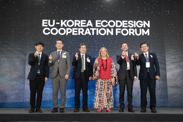 지난 2~3일 한-EU 에코디자인 협력 포럼이 마곡 코엑스에서 진행됐다. 왼쪽부터 이상필 산업통상자원부 산업환경과 사무관, 이상은 산업통상자원부 산업환경과 과장, 이상목 한국생산기술연구원장, 마리아 카스티요 페르난데즈 주한 유럽연합 대사, 피에르 앙리 유럽연합 집행위원회 환경총국 지속가능제품 담당 부국장, 조영준 대한상공회의소 지속가능경영원장.