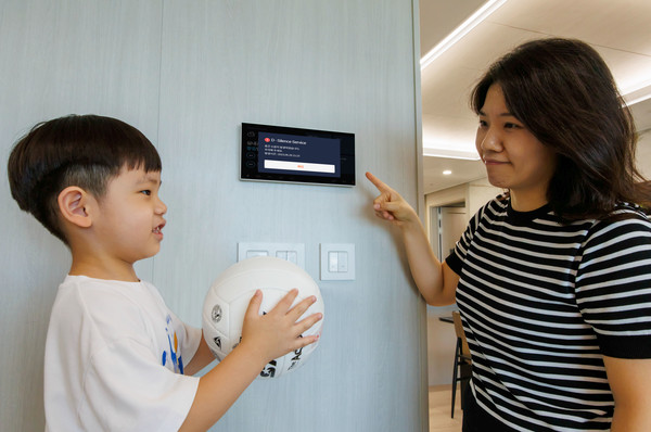 DL이앤씨가 국내 최초로 개발한 ‘D-사일런스 서비스(D-Silence Service)’의 알림이 울리는 모습.  사진=DL이앤씨