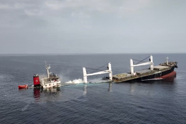 7월 9일 예멘 서부 바브엘만데브 해협을 지나던 라이베리아 선적의 그리스 해운사 소속 민간화물선 이터니티C가 후티 반군의 공격을 받고 침몰하고 있다. [AP=연합뉴스]