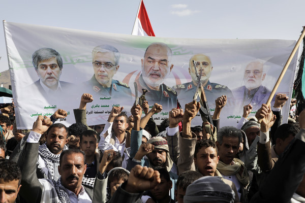 6월 13일 이스라엘의 폭격으로 이란의 군사지도자와 핵과학자 등이 표적 폭격으로 숨지자 예멘 수도 사나에서 후티 지지자들이 희생자를 추모하는 집회를 열고 있다. 후티는 혀재 중동에서 거의 유일한 이란 대리세력으로 통한다. [AP=연합뉴스]