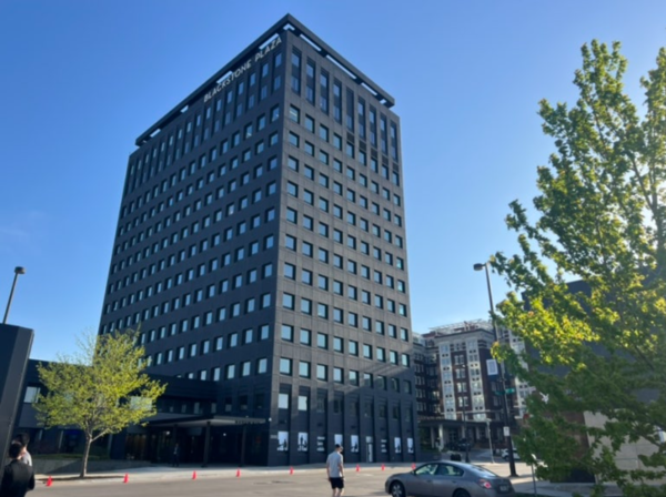 버크셔 해서웨이 본사가 세들어 있는 미국 네브라스카주 오마하의 블랙스톤플라자 빌딩. 사진=블랙스톤플라자