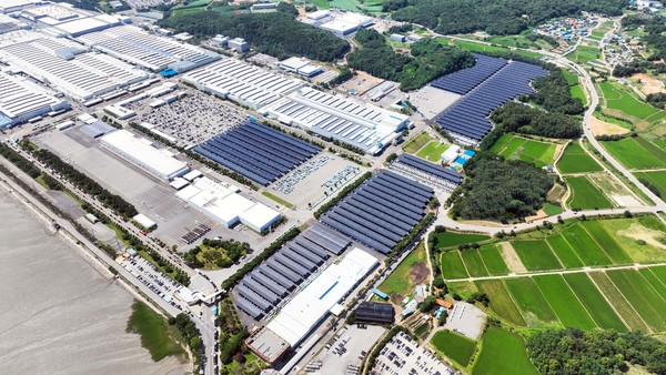 기아가 주요 사업장에 재생에너지 전력 공급을 확대하며 RE100 추진을 가속화한다. 기아 오토랜드 화성에 설치된 태양광 자체발전 설비.   사진=기아