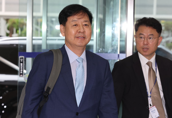 구윤철 경제부총리 겸 기획재정부 장관 후보자가 30일 서울 중구 예금보험공사에 마련된 인사청문회 준비사무실로 들어서고 있다.  사진=연합뉴스