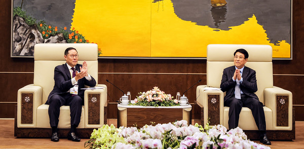 조현상 HS효성 부회장이 15일 베트남 하이퐁에서 르엉 끄엉(Luong Cuong) 베트남 국가주석을 만나 한국과 베트남 경제교류 확대와 APEC 정상회담의 성공적인 개최에 대한 의견을 나눴다.   사진=HS효성