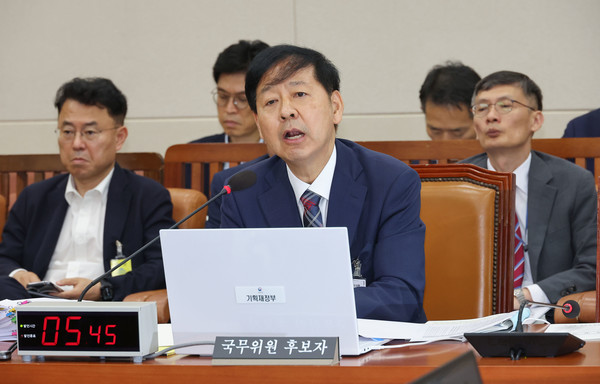 구윤철 기획재정부 장관 후보자가 17일 서울 여의도 국회 기획재정위원회에서 열린 인사청문회에서 의원 질의에 답변하고 있다.   사진=연합뉴스