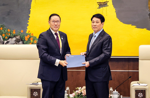 조현상 HS효성 부회장이 15일 베트남 하이퐁에서 르엉 끄엉(Luong Cuong) 베트남 국가주석을 만나 APEC 공식 초청장을 전달했다.  사진=HS효성