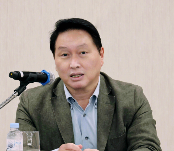              대한상의 하계포럼서 기자간담회 하고 있는 최태원 SK그룹 회장. 사진=대한상의 제공