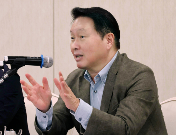 대한상의 하계포럼서 기자간담회 중인 최태원 SK그룹 회장