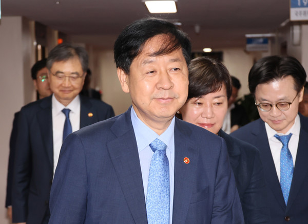 구윤철 부총리 겸 기획재정부 장관이 22일 서울 종로구 정부서울청사에서 열린 대외경제장관회의에 참석하고 있다. 왼쪽부터 조현 외교부 장관, 구윤철 경제부총리, 송미령 농림축산식품부 장관, 김정관 산업통상자원부 장관. 사진=연합뉴스