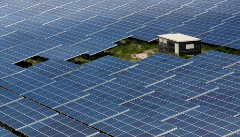 2018년 6월 25일 프랑스 가르단느의 우르바솔라 태양광 발전 공원에서 재생 에너지를 생산하는 태양광 패널이 모습. 로이터=연합뉴스