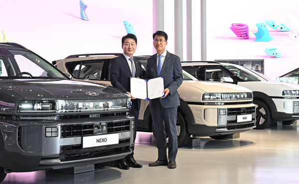 22일 현대 모터스튜디오 고양에서 김동욱 현대차그룹 부사장(오른쪽), 이호현 산업통상자원부 제2차관이 현대차 디 올 뉴 넥쏘를 배경으로 기념 촬영을 하고 있다.  사진=현대차그룹