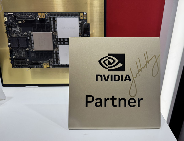 젠슨 황 엔비디아 CEO가 SK하이닉스 HBM 제품에 남긴 사인.   사진=연합뉴스