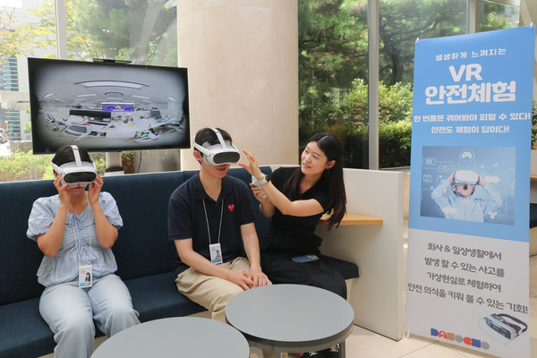 동아쏘시오그룹 임직원들이 회사 및 일상생활에서 발생 할 수 있는 사고를 VR(가상현실)로 체험하고 있다.   사진=동아쏘시오그룹