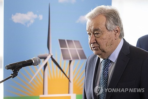 유엔(UN) 사무총장 안토니오 구테레스가 미국 뉴욕에 위치한 유엔 본부에서 2025년 7월 22일 화석 연료에서 벗어나 글로벌 전환과 재생 에너지의 중요성에 대한 연설을 하고 있다. EPA=연합뉴스