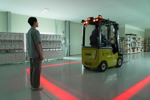 DH오토아이의 AI 기반 지능형 보행자 인식 시스템이 적용된 지게차 시연 모습. 해당 솔루션은 서브원과 협업을 통해 각종 산업 현장 일선에 공급이 확대될 것으로 보인다.   사진=서브원