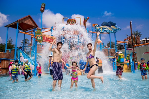 설악 워터피아에서 물놀이를 즐기는 가족.   사진=한화호텔앤드리조트