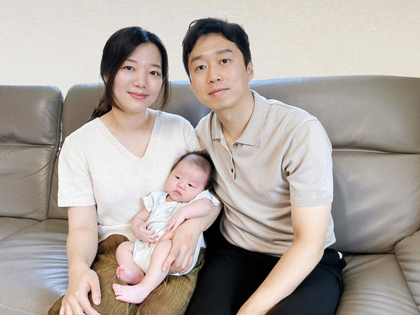 육아동행지원금을 받은 ‘100번째 가정’으로 기록된 원소라 아워홈 책임 가족.   사진=아워홈