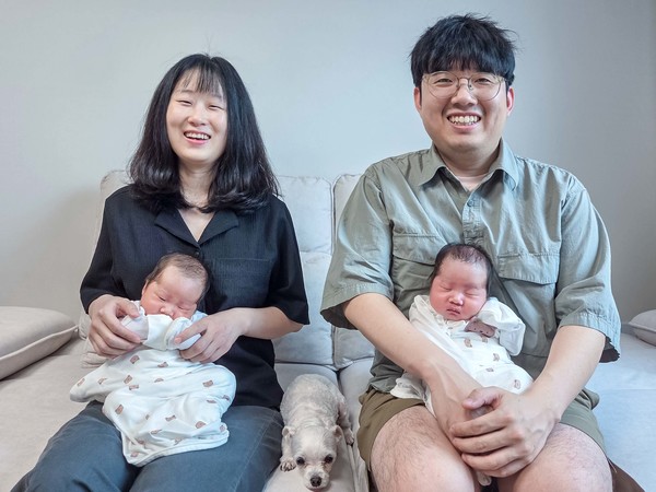 4월 쌍둥이를 출산해 2000만원의 육아동행지원금을 받은 한화비전 강남경 책임 가족.   사진=한화비전