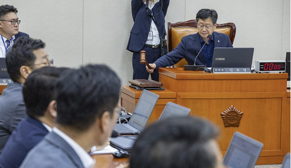 국회환경노동위원회 안호영 위원장이 28일 '노란봉투법'(노조법 2·3조 개정안)을 처리하고 있다. 사진=연합뉴스