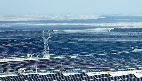 2024년 1월 21일 촬영된, 중국 북부 닝샤 지역 인촨의 눈 덮인 고비 사막에 설치된 태양 전지판 항공사진.   사진=AFP 연합뉴스