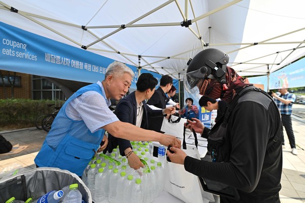 쿠팡이츠서비스가 지난 29일 성남시 지역에서 여름철 온열질환 예방 캠페인을 열고 배달파트너에게 다양한 안전물품을 지원했다. 캠페인은 이후 인천, 서울 등에서 순차 진행 예정이다. 사진=쿠팡