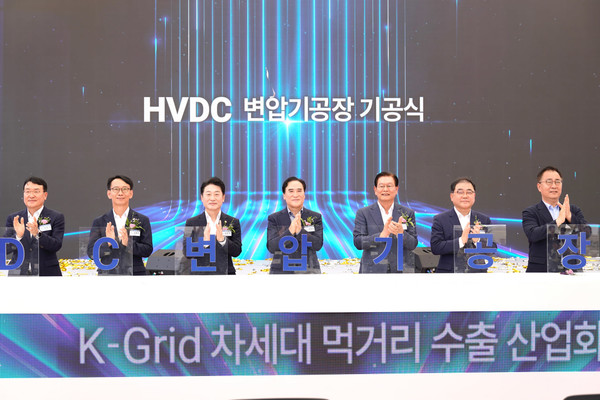 효성중공업 HVDC 변압기 공장 기공식에서 참석자들이 세레모니를 하고 있다. 한국전력 서철수 부사장(왼쪽부터), 경남 김명주 경제부지사, 산업통상자원부 이호현 차관, 국민의힘 김종양 국회의원, 효성 이상운 부회장, 더불어민주당 허성무 국회의원, 국민의힘 최형두 국회의원.   사진=효성중공업
