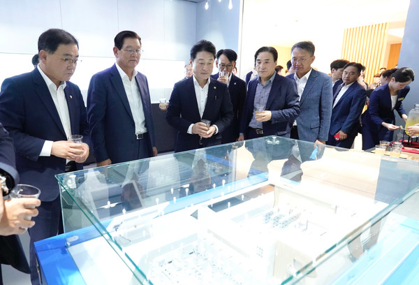 효성중공업 HVDC 변압기 공장 기공식에서 참석자들이 조감도를 보고 있다. 더불어민주당 허성무 국회의원(왼쪽부터), 효성 이상운 부회장, 산업통상자원부 이호현 차관.   사진=효성중공업