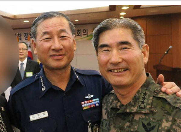 군 복무 시절 강구영 전 KAI 사장(왼쪽)과 김용현 전 국방장관.