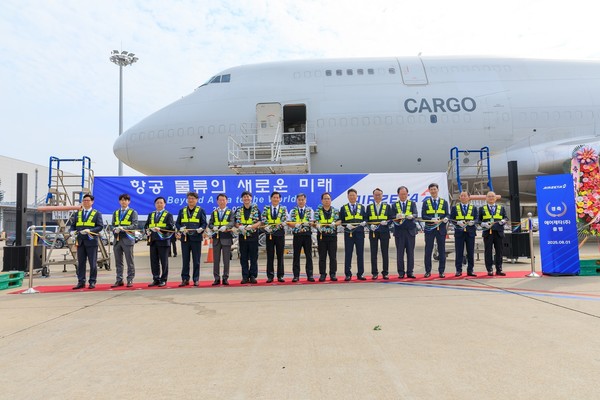 1일 오전 인천공항 화물기 주기장에서 미주행 첫 화물기편 출항을 기념하는 출항식에 참석한 에어제타 김관식대표(오른쪽에서 6번째)와 주주사 소시어스 이병국 대표(11번째)가 한국투자파트너스, 인천공항공사 관계자들과 함께 테이프 컷팅을 하고 있다. 사진=에어제타