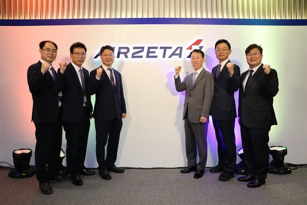 1일 오후 서울 마곡사무소에서 진행된 에어제타 출범식에서 김관식대표(중앙 왼쪽)와 소시어스 이병국대표(오른쪽)가 한국교통본부 장동철본부장, 인천광역시 박광근 국장, 한국투자파트너스 황만순대표, 항공안전기술원 황호원원장과 ‘AIRZETA’현판을 공개하고 있다.   사진=에어제타
