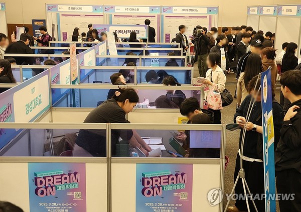 '2025 부산권 대학교와 함께하는 드림온 채용박람회'가 열린 부산 해운대구 벡스코 컨벤션홀 1층에서 청년 구직자들이 취업 상담을 하고 있다.  사진=연합뉴스