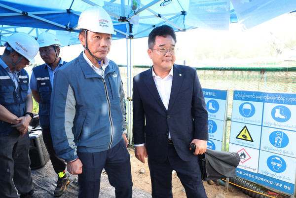6일 송치영 포스코이앤씨 사장(왼쪽)이 작업자가 중상을 입고 의식불명에 빠진 사고가 발생한 경기도 광명시 포스코이앤씨 고속도로 건설공사 현장에서 더불어민주당 을지로위원회 민병덕 위원장과 사고 현장을 살펴보고 있다. 지난 4일 미얀마 국적의 30대 남성 근로자 A씨가 지하에 설치된 양수기 펌프가 고장을 일으키자 점검하기 위해 아래로 내려갔다가 감전 사고를 당해 심정지 상태로 병원에 이송됐다. 사진=연합뉴스