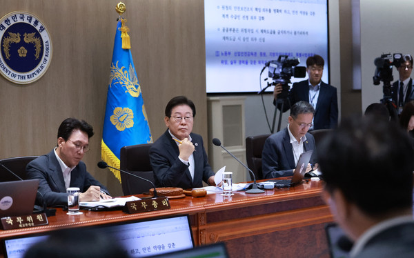 이재명 대통령이 29일 서울 용산 대통령실 청사에서 열린 국무회의에서 김영훈 고용노동부 장관의 산업재해 대책 발표를 듣고 있다. 사진=연합뉴스