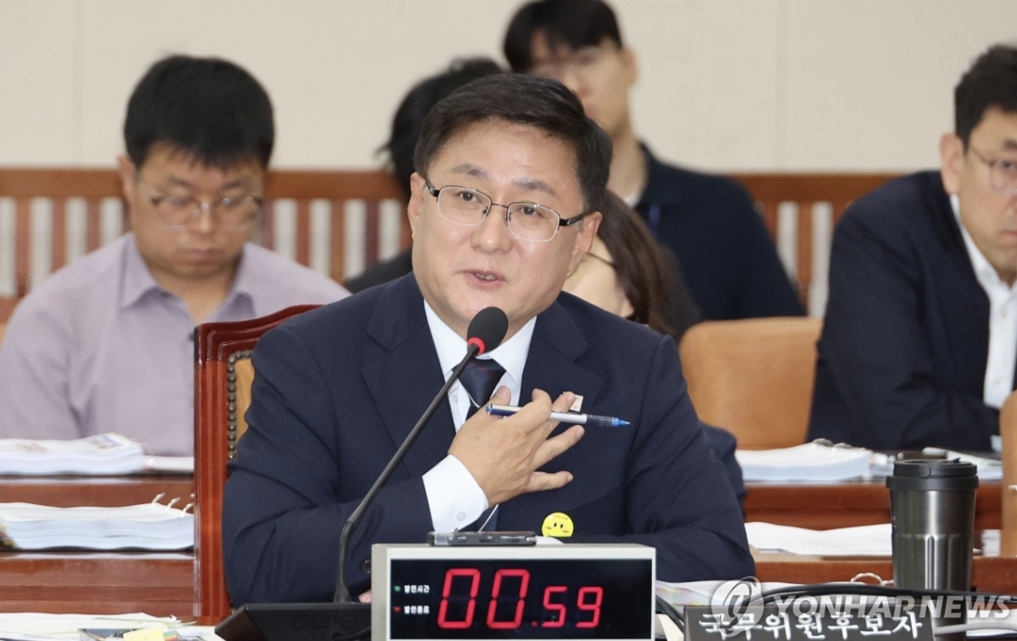 김성환 환경부 장관이 지난달 15일 서울 여의도 국회 환경노동위원회에서 열린 인사청문회에서 의원 질의에 답하고 있다. 사진=연합뉴스