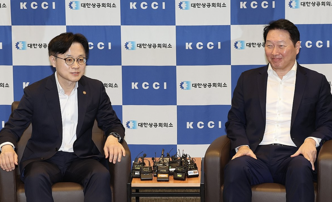 김정관 산업통상자원부 장관과 최태원 대한상공회의소 회장이 4일 서울 중구 대한상의 회관에서 만나 대화하고 있다. 사진=연합뉴스