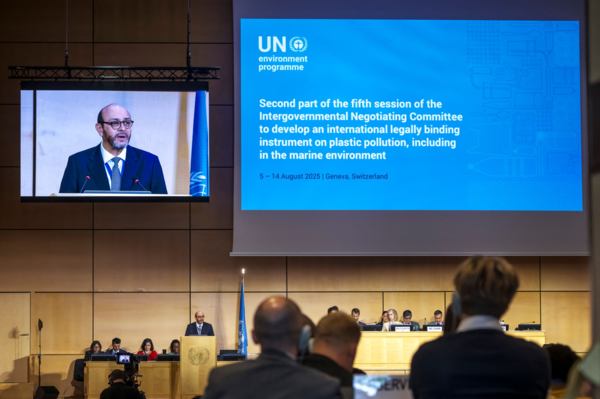 플라스틱 오염 종식 국제협약 성안을 위한 회의가 180개국 협상 대표가 참석한 가운데 스위스 제네바에서 5일 개막됐다. 플라스틱 오염에 대응할 법적 구속력 있는 국제 협약을 만들기 위한 '제5차 정부 간 협상위원회 속개 회의(INC-5.2)'로, 14일까지 진행된다. 협상 핵심 쟁점은 플라스틱 생산 감축 의무화 여부다. AFP=연합뉴스