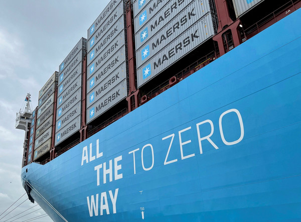 2024년 11월 28일 싱가포르에서 글로벌 해운사 A.P. 몰러-머스크가 아시아에서 유럽으로 향하는 첫 항해의 일환으로 메탄올 컨테이너 선박을 공식 취항하는 컨테이너 선박 'A.P. 몰러'호의 모습. 로이터=연합