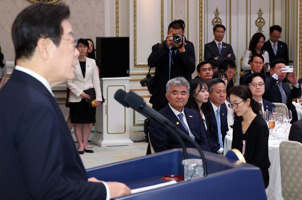 정원주 대우건설 회장(가운데)이 11일 청와대 영빈관에서 열린 한·베트남 공식 만찬에서 이재명 대통령의 발언을 듣고 있다. 사진=연합뉴스
