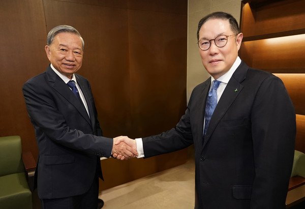 조현상 HS효성 부회장(오른쪽)이 지난 11일 연세대학교 명예박사 학위를 받은 또 럼 베트남 공산당 서기장에게 축하 악수를 건네고 있다. 사진=HS효성